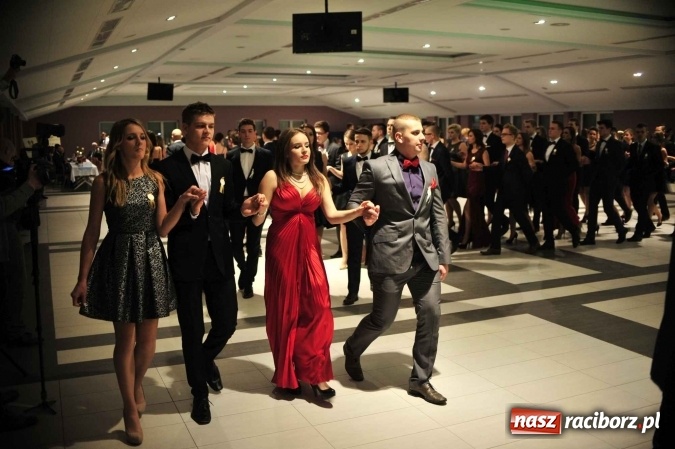 Zdjęcie w galerii na portalu naszraciborz.pl: II LO na swoją studniówkę wybrało Zakrzów FOTO I WIDEO wiadomości z regionu