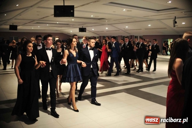 Zdjęcie w galerii na portalu naszraciborz.pl: II LO na swoją studniówkę wybrało Zakrzów FOTO I WIDEO wiadomości z regionu