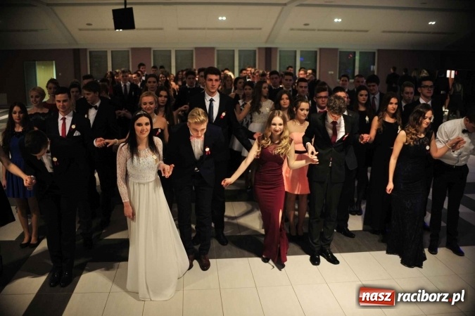 Zdjęcie w galerii na portalu naszraciborz.pl: II LO na swoją studniówkę wybrało Zakrzów FOTO I WIDEO wiadomości z regionu