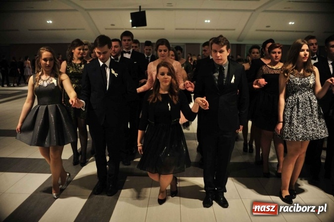 Zdjęcie w galerii na portalu naszraciborz.pl: II LO na swoją studniówkę wybrało Zakrzów FOTO I WIDEO wiadomości z regionu