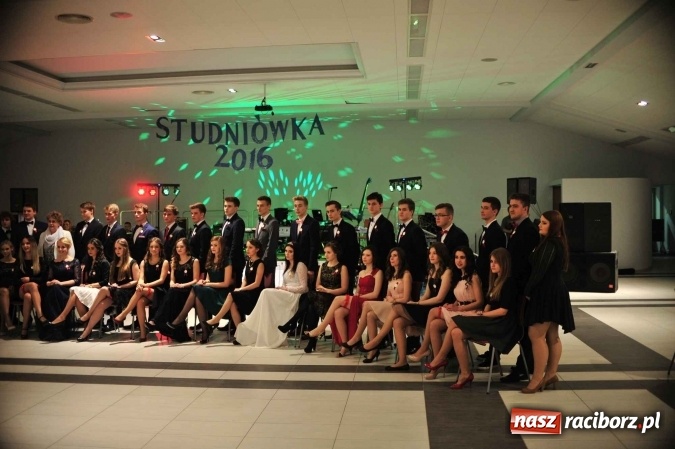 Zdjęcie w galerii na portalu naszraciborz.pl: II LO na swoją studniówkę wybrało Zakrzów FOTO I WIDEO wiadomości z regionu