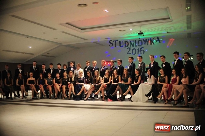 Zdjęcie w galerii na portalu naszraciborz.pl: II LO na swoją studniówkę wybrało Zakrzów FOTO I WIDEO wiadomości z regionu