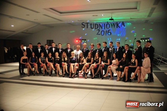 Zdjęcie w galerii na portalu naszraciborz.pl: II LO na swoją studniówkę wybrało Zakrzów FOTO I WIDEO wiadomości z regionu