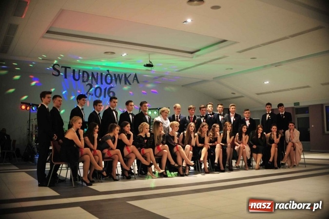 Zdjęcie w galerii na portalu naszraciborz.pl: II LO na swoją studniówkę wybrało Zakrzów FOTO I WIDEO wiadomości z regionu