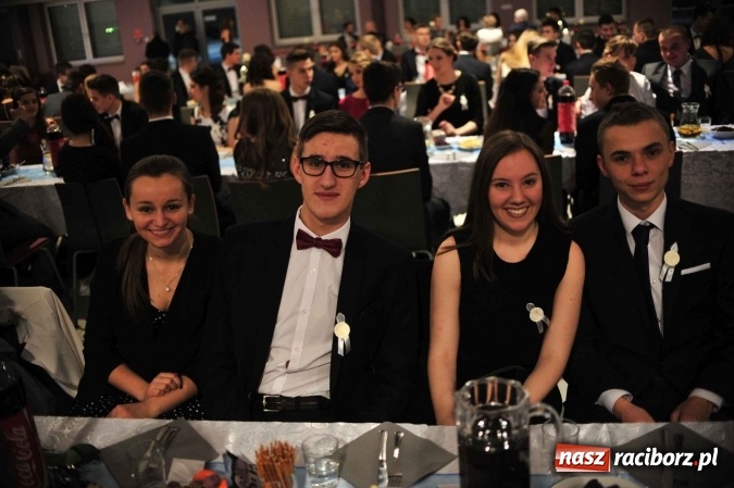 Zdjęcie w galerii na portalu naszraciborz.pl: II LO na swoją studniówkę wybrało Zakrzów FOTO I WIDEO wiadomości z regionu