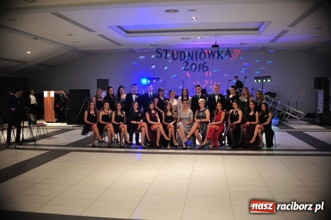 Zdjęcie w galerii na portalu naszraciborz.pl: II LO na swoją studniówkę wybrało Zakrzów FOTO I WIDEO wiadomości z regionu