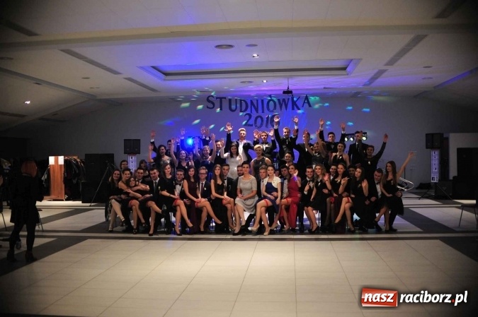 Zdjęcie w galerii na portalu naszraciborz.pl: II LO na swoją studniówkę wybrało Zakrzów FOTO I WIDEO wiadomości z regionu