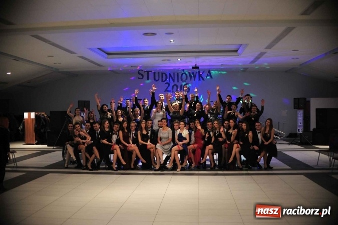 Zdjęcie w galerii na portalu naszraciborz.pl: II LO na swoją studniówkę wybrało Zakrzów FOTO I WIDEO wiadomości z regionu