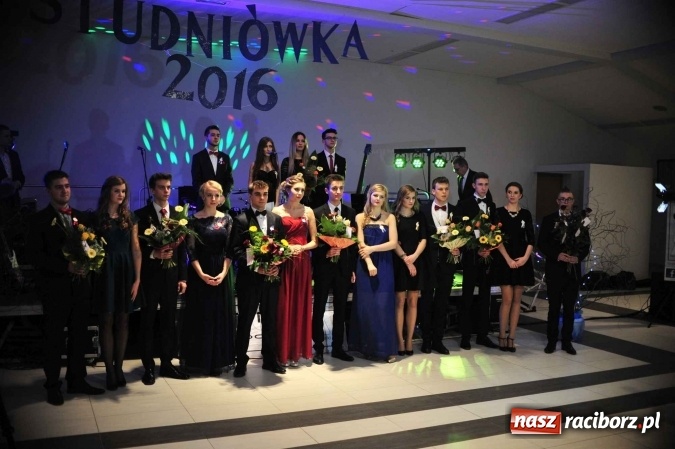 Zdjęcie w galerii na portalu naszraciborz.pl: II LO na swoją studniówkę wybrało Zakrzów FOTO I WIDEO wiadomości z regionu