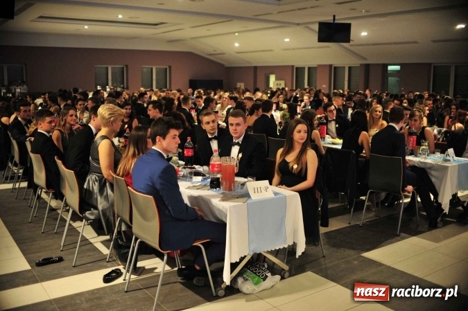 Zdjęcie w galerii na portalu naszraciborz.pl: II LO na swoją studniówkę wybrało Zakrzów FOTO I WIDEO wiadomości z regionu