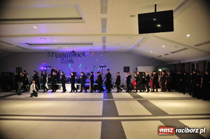 Zdjęcie w galerii na portalu naszraciborz.pl: II LO na swoją studniówkę wybrało Zakrzów FOTO I WIDEO wiadomości z regionu