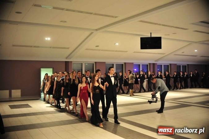 Zdjęcie w galerii na portalu naszraciborz.pl: II LO na swoją studniówkę wybrało Zakrzów FOTO I WIDEO wiadomości z regionu