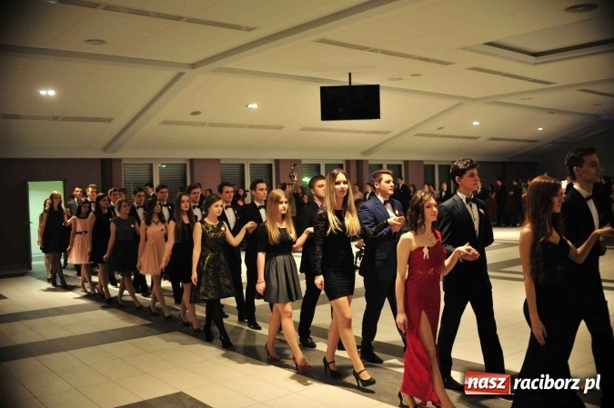 Zdjęcie w galerii na portalu naszraciborz.pl: II LO na swoją studniówkę wybrało Zakrzów FOTO I WIDEO wiadomości z regionu