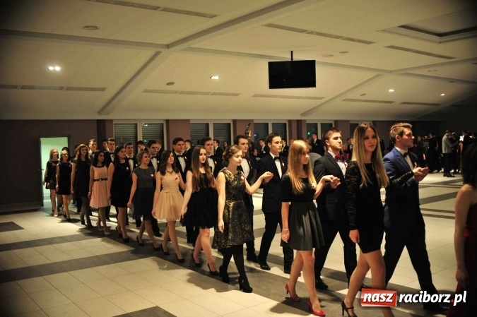 Zdjęcie w galerii na portalu naszraciborz.pl: II LO na swoją studniówkę wybrało Zakrzów FOTO I WIDEO wiadomości z regionu