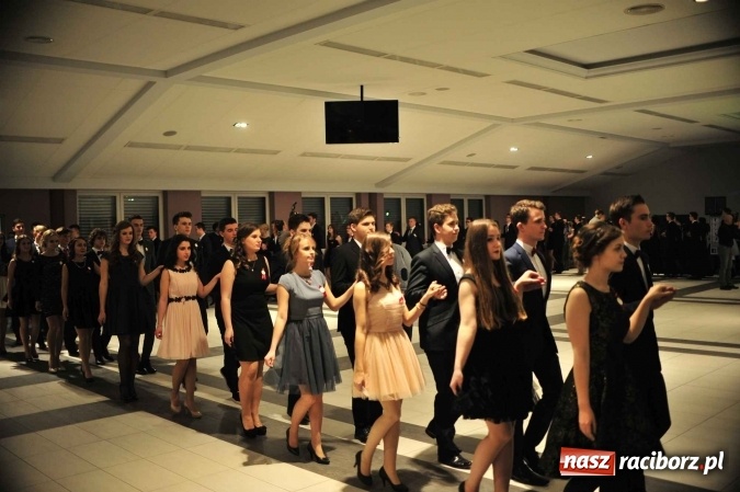 Zdjęcie w galerii na portalu naszraciborz.pl: II LO na swoją studniówkę wybrało Zakrzów FOTO I WIDEO wiadomości z regionu