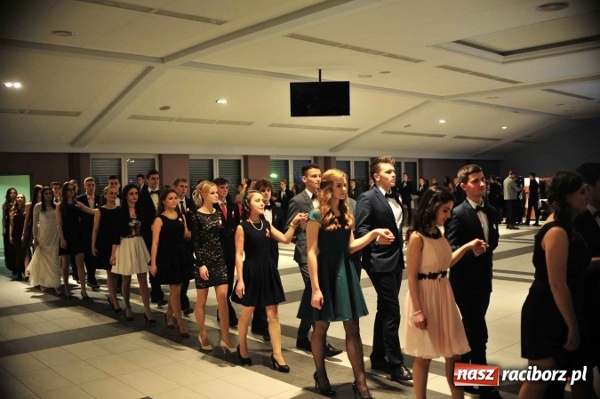 Zdjęcie w galerii na portalu naszraciborz.pl: II LO na swoją studniówkę wybrało Zakrzów FOTO I WIDEO wiadomości z regionu