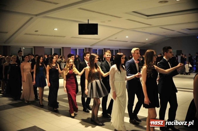 Zdjęcie w galerii na portalu naszraciborz.pl: II LO na swoją studniówkę wybrało Zakrzów FOTO I WIDEO wiadomości z regionu