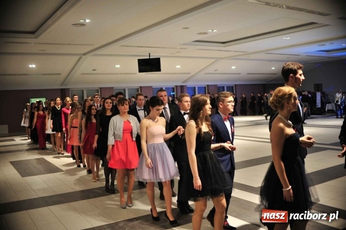 Zdjęcie w galerii na portalu naszraciborz.pl: II LO na swoją studniówkę wybrało Zakrzów FOTO I WIDEO wiadomości z regionu