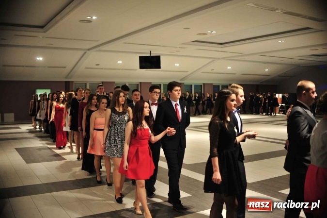 Zdjęcie w galerii na portalu naszraciborz.pl: II LO na swoją studniówkę wybrało Zakrzów FOTO I WIDEO wiadomości z regionu