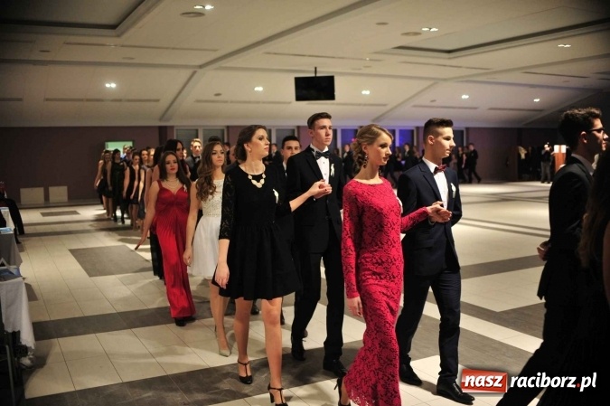 Zdjęcie w galerii na portalu naszraciborz.pl: II LO na swoją studniówkę wybrało Zakrzów FOTO I WIDEO wiadomości z regionu