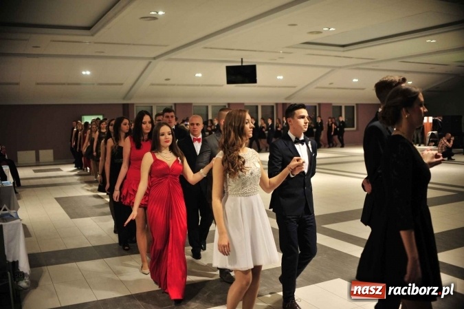 Zdjęcie w galerii na portalu naszraciborz.pl: II LO na swoją studniówkę wybrało Zakrzów FOTO I WIDEO wiadomości z regionu