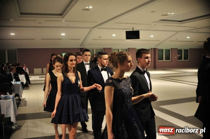 Zdjęcie w galerii na portalu naszraciborz.pl: II LO na swoją studniówkę wybrało Zakrzów FOTO I WIDEO wiadomości z regionu