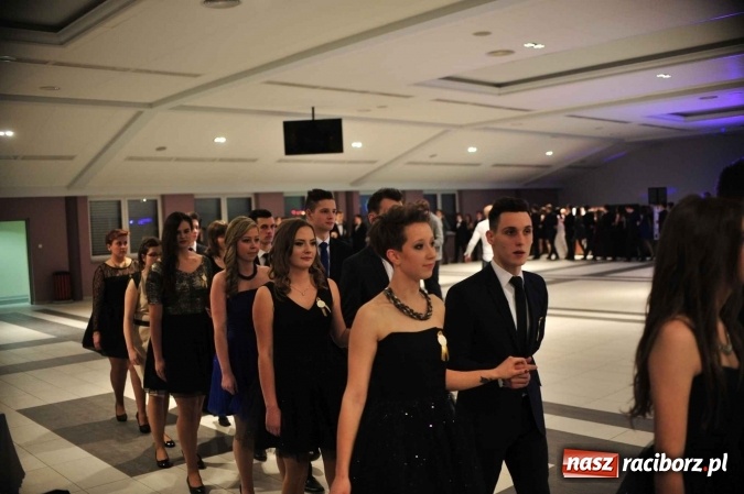 Zdjęcie w galerii na portalu naszraciborz.pl: II LO na swoją studniówkę wybrało Zakrzów FOTO I WIDEO wiadomości z regionu