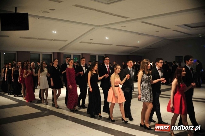 Zdjęcie w galerii na portalu naszraciborz.pl: II LO na swoją studniówkę wybrało Zakrzów FOTO I WIDEO wiadomości z regionu