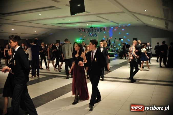 Zdjęcie w galerii na portalu naszraciborz.pl: II LO na swoją studniówkę wybrało Zakrzów FOTO I WIDEO wiadomości z regionu