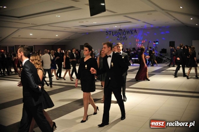 Zdjęcie w galerii na portalu naszraciborz.pl: II LO na swoją studniówkę wybrało Zakrzów FOTO I WIDEO wiadomości z regionu