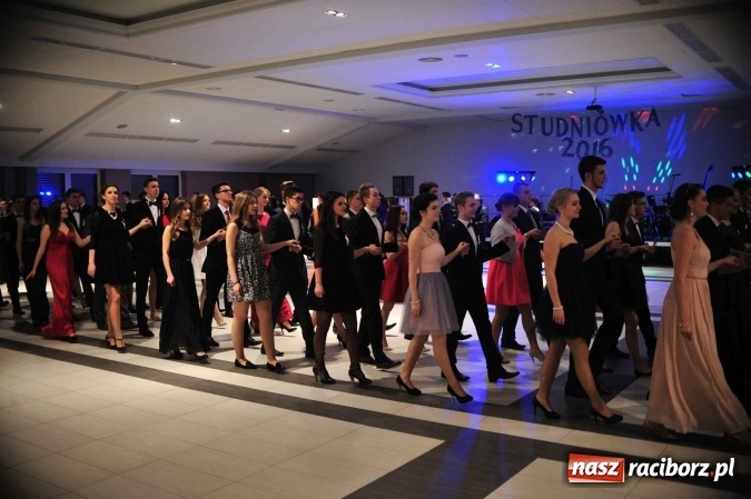 Zdjęcie w galerii na portalu naszraciborz.pl: II LO na swoją studniówkę wybrało Zakrzów FOTO I WIDEO wiadomości z regionu