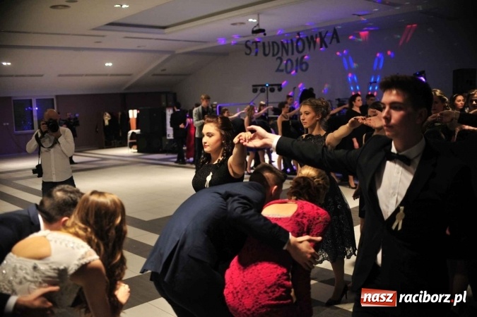 Zdjęcie w galerii na portalu naszraciborz.pl: II LO na swoją studniówkę wybrało Zakrzów FOTO I WIDEO wiadomości z regionu