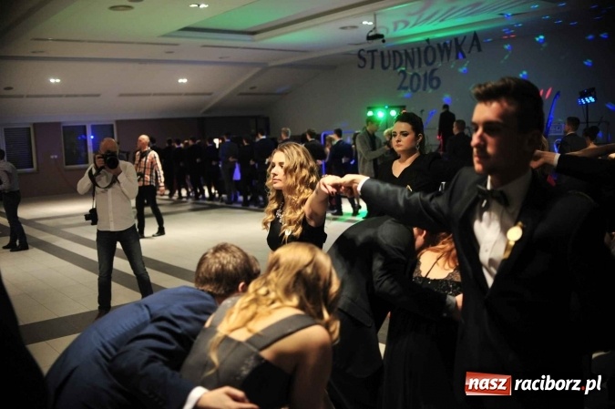 Zdjęcie w galerii na portalu naszraciborz.pl: II LO na swoją studniówkę wybrało Zakrzów FOTO I WIDEO wiadomości z regionu