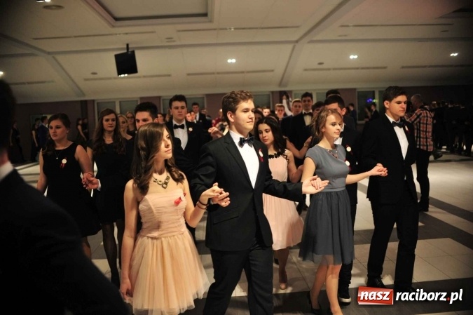 Zdjęcie w galerii na portalu naszraciborz.pl: II LO na swoją studniówkę wybrało Zakrzów FOTO I WIDEO wiadomości z regionu