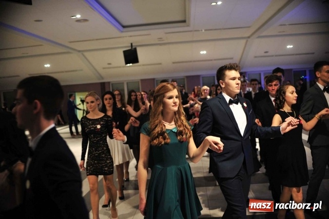 Zdjęcie w galerii na portalu naszraciborz.pl: II LO na swoją studniówkę wybrało Zakrzów FOTO I WIDEO wiadomości z regionu