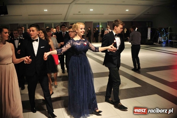 Zdjęcie w galerii na portalu naszraciborz.pl: II LO na swoją studniówkę wybrało Zakrzów FOTO I WIDEO wiadomości z regionu