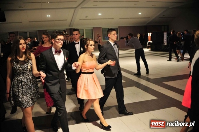 Zdjęcie w galerii na portalu naszraciborz.pl: II LO na swoją studniówkę wybrało Zakrzów FOTO I WIDEO wiadomości z regionu