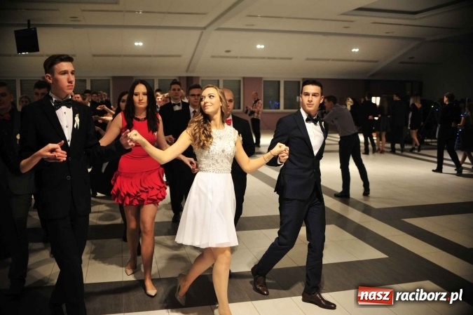 Zdjęcie w galerii na portalu naszraciborz.pl: II LO na swoją studniówkę wybrało Zakrzów FOTO I WIDEO wiadomości z regionu