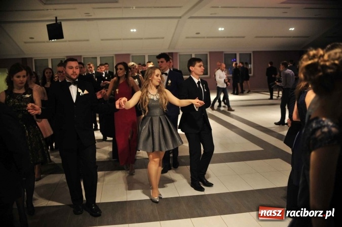 Zdjęcie w galerii na portalu naszraciborz.pl: II LO na swoją studniówkę wybrało Zakrzów FOTO I WIDEO wiadomości z regionu