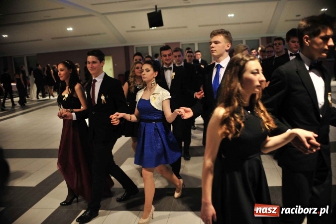 Zdjęcie w galerii na portalu naszraciborz.pl: II LO na swoją studniówkę wybrało Zakrzów FOTO I WIDEO wiadomości z regionu