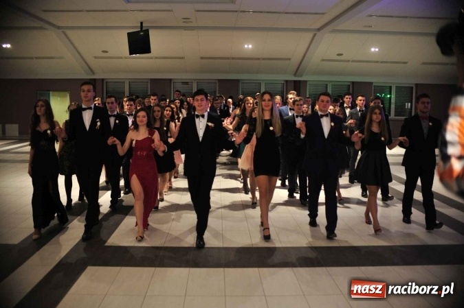 Zdjęcie w galerii na portalu naszraciborz.pl: II LO na swoją studniówkę wybrało Zakrzów FOTO I WIDEO wiadomości z regionu