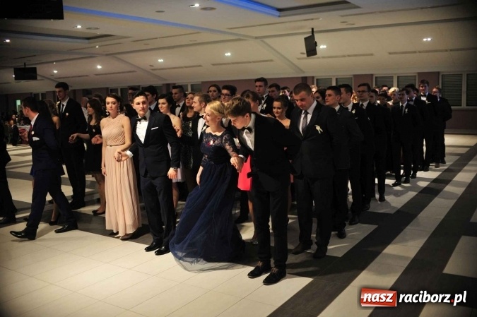 Zdjęcie w galerii na portalu naszraciborz.pl: II LO na swoją studniówkę wybrało Zakrzów FOTO I WIDEO wiadomości z regionu