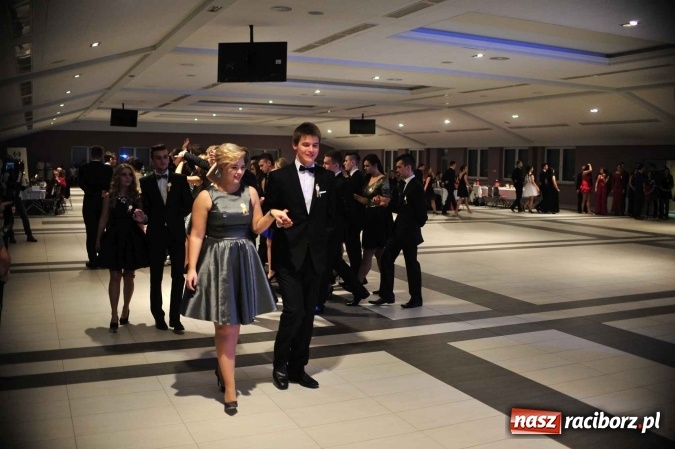 Zdjęcie w galerii na portalu naszraciborz.pl: II LO na swoją studniówkę wybrało Zakrzów FOTO I WIDEO wiadomości z regionu