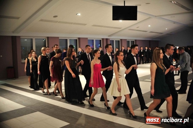 Zdjęcie w galerii na portalu naszraciborz.pl: II LO na swoją studniówkę wybrało Zakrzów FOTO I WIDEO wiadomości z regionu