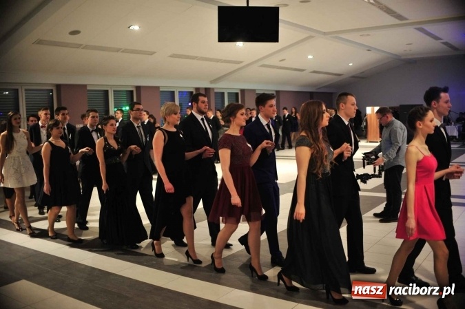 Zdjęcie w galerii na portalu naszraciborz.pl: II LO na swoją studniówkę wybrało Zakrzów FOTO I WIDEO wiadomości z regionu