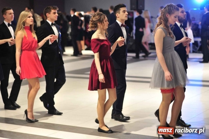 Zdjęcie w galerii na portalu naszraciborz.pl: II LO na swoją studniówkę wybrało Zakrzów FOTO I WIDEO wiadomości z regionu