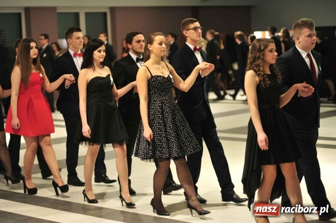 Zdjęcie w galerii na portalu naszraciborz.pl: II LO na swoją studniówkę wybrało Zakrzów FOTO I WIDEO wiadomości z regionu