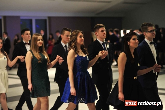 Zdjęcie w galerii na portalu naszraciborz.pl: II LO na swoją studniówkę wybrało Zakrzów FOTO I WIDEO wiadomości z regionu