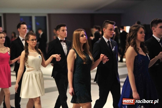 Zdjęcie w galerii na portalu naszraciborz.pl: II LO na swoją studniówkę wybrało Zakrzów FOTO I WIDEO wiadomości z regionu