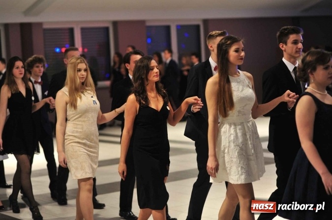 Zdjęcie w galerii na portalu naszraciborz.pl: II LO na swoją studniówkę wybrało Zakrzów FOTO I WIDEO wiadomości z regionu